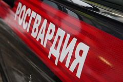 В Москве росгвардейцы оказали помощь гражданину, упавшему с самоката