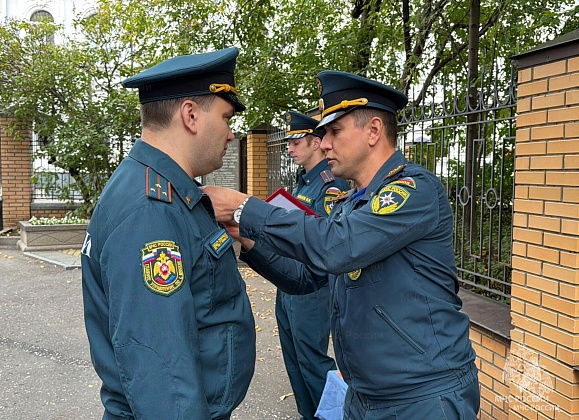 Сотрудникам Управления по ЦАО столичного главка МЧС России вручили специальные звания