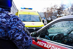 Московские росгвардейцы оказали помощь женщине, упавшей на улице